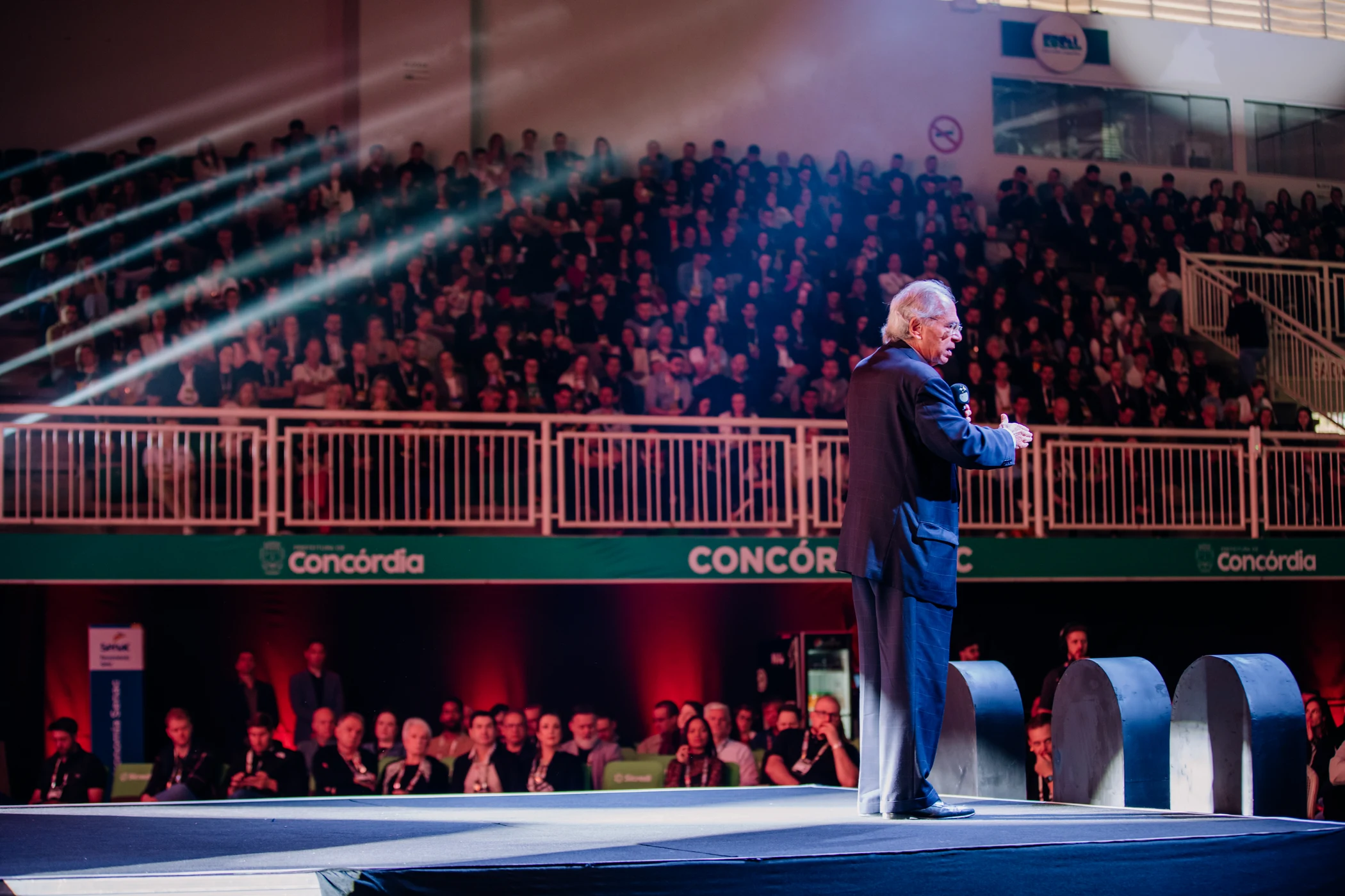 Paulo Guedes no palco do HJ 2025, diante da plateia